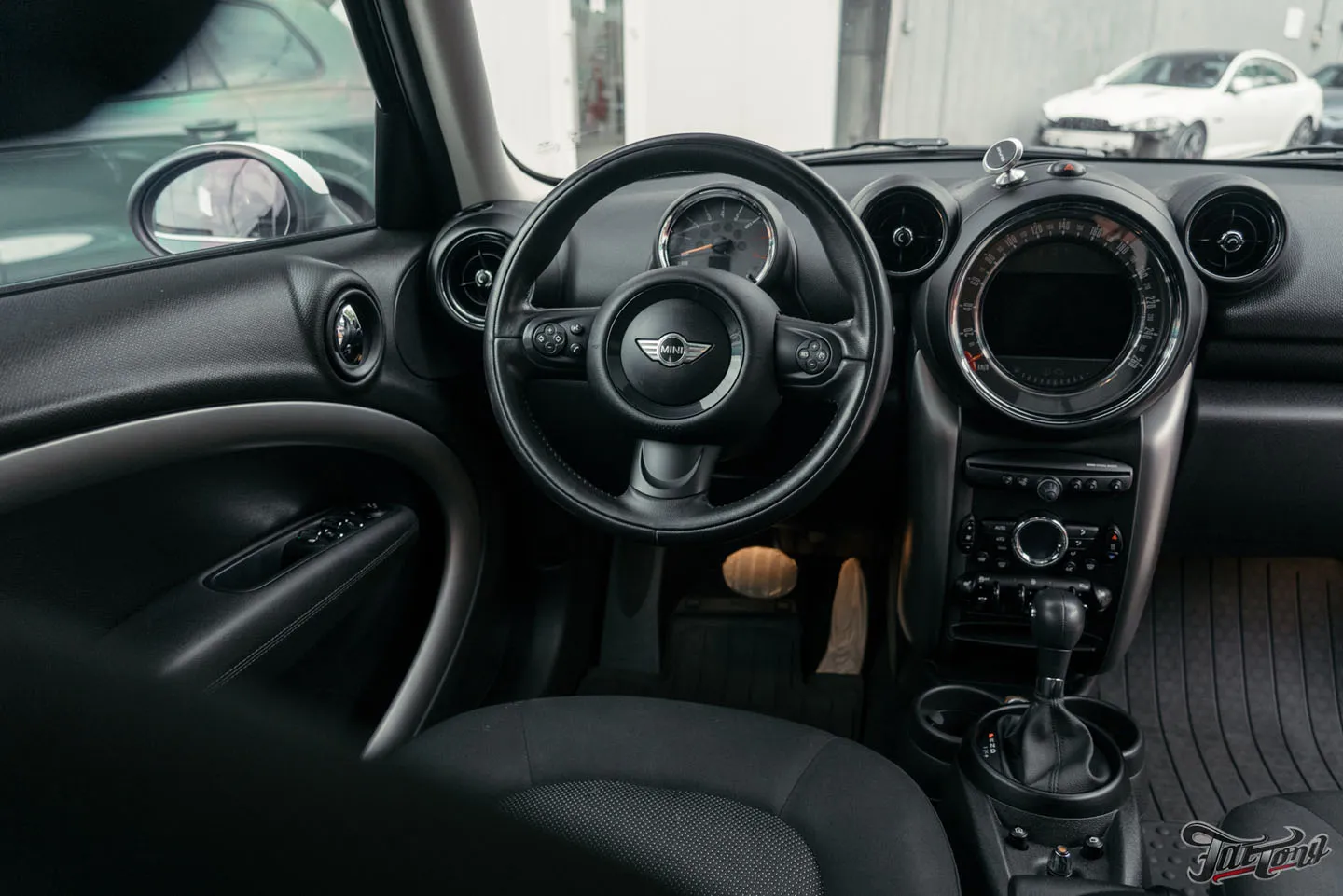 Реанимация для Mini Countryman: химчистка салона + полировка и керамика кузова